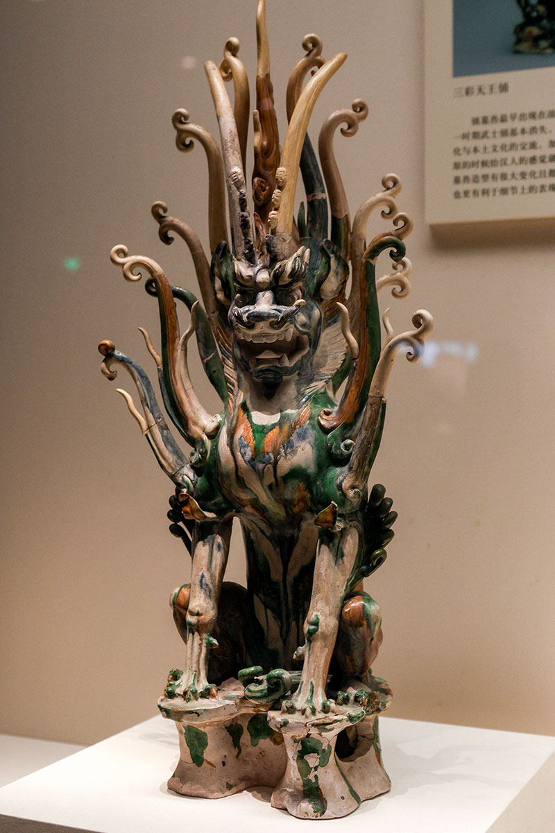 Cerámica esmaltada de la dinastía Tang que representa una bestia mitológica guardiana de tumbas. Foto: Windmemories, CC BY-SA 4.0. Wikimedia para «Sancai ceramics of the Tang dinasty».