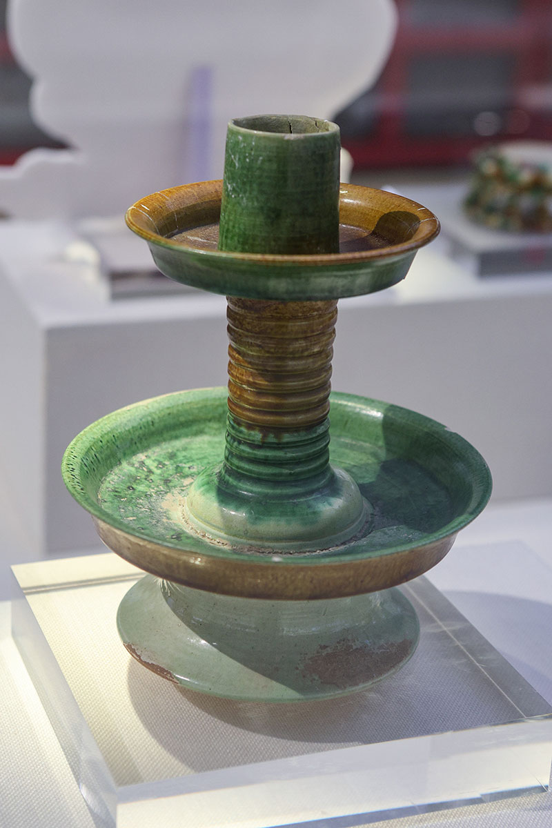 Lámapra para velas, dinastía Tang. Foto: Windmemories, CC BY-SA 4.0. Wikimedia para «Sancai ceramics of the Tang dinasty».