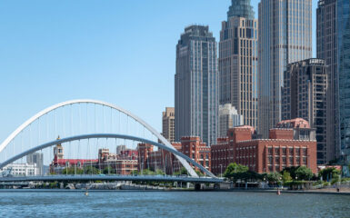 Puente Dagu en Tianjin. Foto: xiquinhosilva, Tianjin, CC BY 2.0, Wikimedia para «Dagu Bridge».