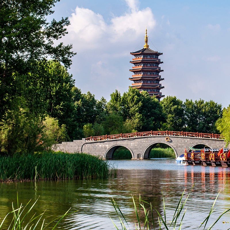 Humedales en la ciudad de Changchun. Al fondo,la pagoda del templo de Wanshou. Foto: 123RF.