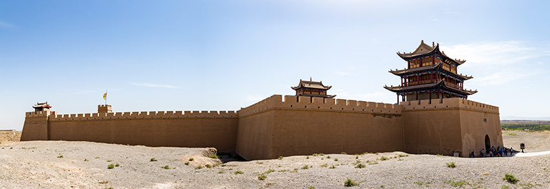 Vista del fuerte de Jiayuguan desde la puerta que da al desierto de Gobi en la provincia de Gansu, China. Este hito en es conocido como "primer paso bajo el cielo", el paso de Jiayu era el fuerte más occidental de la antigua China en la Ruta de la Seda. El tramo que defendía con su guarnición era conocido como «Corredor de Hexi» o «Corredor de Gansu». Foto: 123RF.