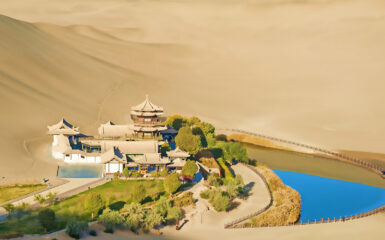 Lago del Oasis de la Media Luna en el desierto del Gobi. Foto: 123RF.