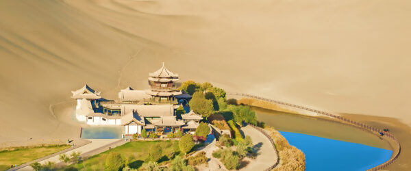 Lago del Oasis de la Media Luna en el desierto del Gobi. Foto: 123RF.