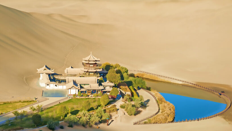 Lago del Oasis de la Media Luna en el desierto del Gobi. Foto: 123RF.