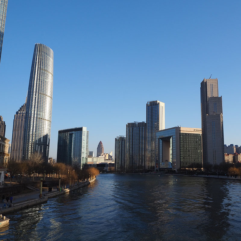 Tianjin y el rio Hai. Foto: Suginami, CC BY-SA 4.0, Wikimedia para «Cityscapes_in_Tianjin».