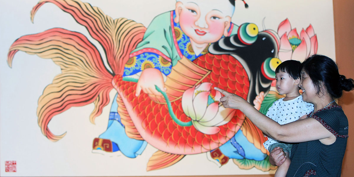 La imagen tÃ­pica de las pinturas de Yangliuqing consiste en un niÃ±o gordinflÃ³n con una carpa en sus brazos.