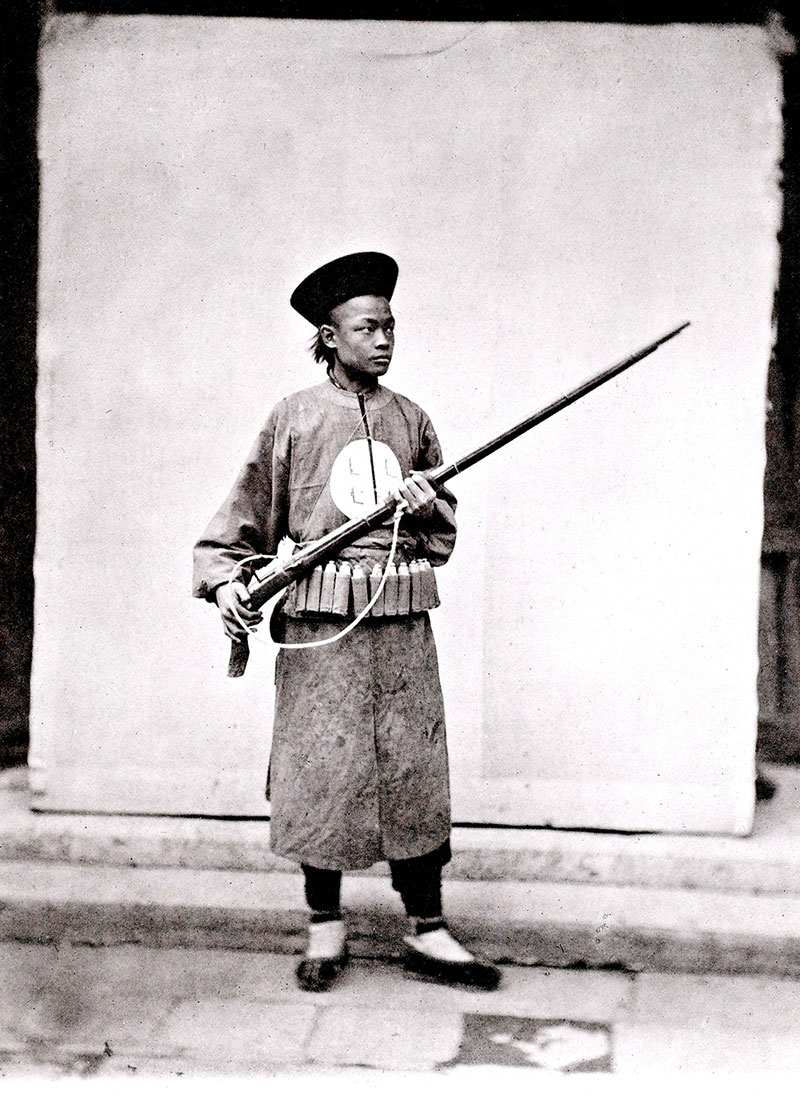 Soldado manchú del norte. Foto de John Thompson. Wikimedia, dominio público.