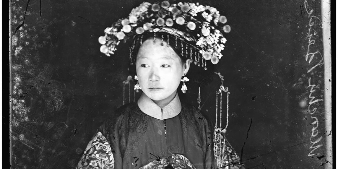 Novia manchú en una fotografía de finales del siglo XIX hecha por el etnógrafo y fotógrafo John Thompson. Foto: John Thompson. Dominio público. Wikimedia para «Manchu culture».