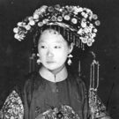 Novia manchú en una fotografía de finales del siglo XIX hecha por el etnógrafo y fotógrafo John Thopson. Foto: John Thomson. Dominio público. Wikimedia para «Manchu culture».