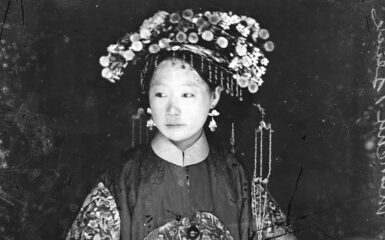 Novia manchú en una fotografía de finales del siglo XIX hecha por el etnógrafo y fotógrafo John Thompson. Foto: John Thompson. Dominio público. Wikimedia para «Manchu culture».