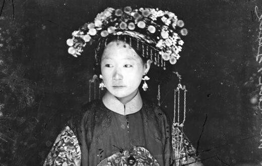 Novia manchú en una fotografía de finales del siglo XIX hecha por el etnógrafo y fotógrafo John Thompson. Foto: John Thompson. Dominio público. Wikimedia para «Manchu culture».