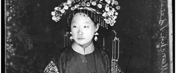 Novia manchú en una fotografía de finales del siglo XIX hecha por el etnógrafo y fotógrafo John Thompson. Foto: John Thompson. Dominio público. Wikimedia para «Manchu culture».