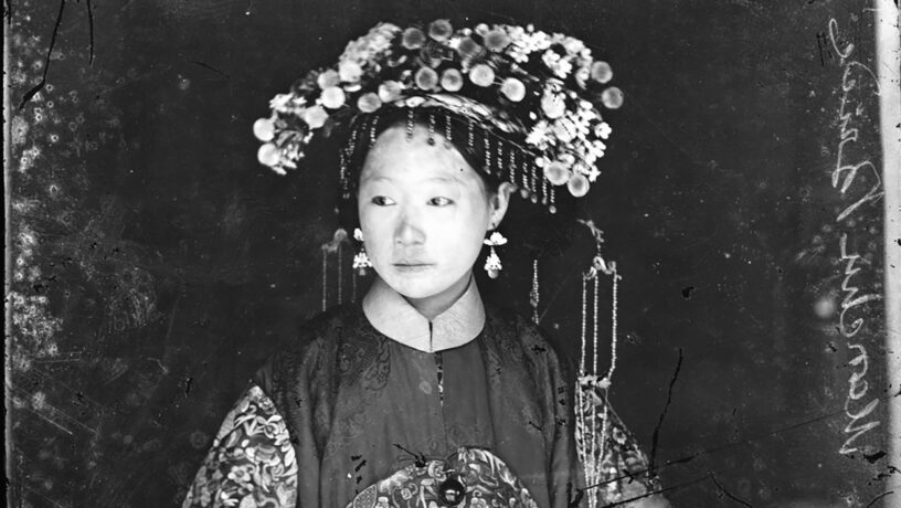 Novia manchú en una fotografía de finales del siglo XIX hecha por el etnógrafo y fotógrafo John Thompson. Foto: John Thompson. Dominio público. Wikimedia para «Manchu culture».