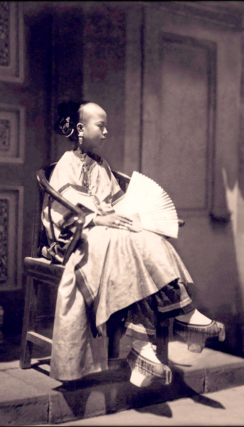 Retrato de una chica mnachú con su traje tradicional. Foto: Ralph Repo de fotógrafo desconocido. CC BY 2.0. Wikimedia para «Manchu people».
