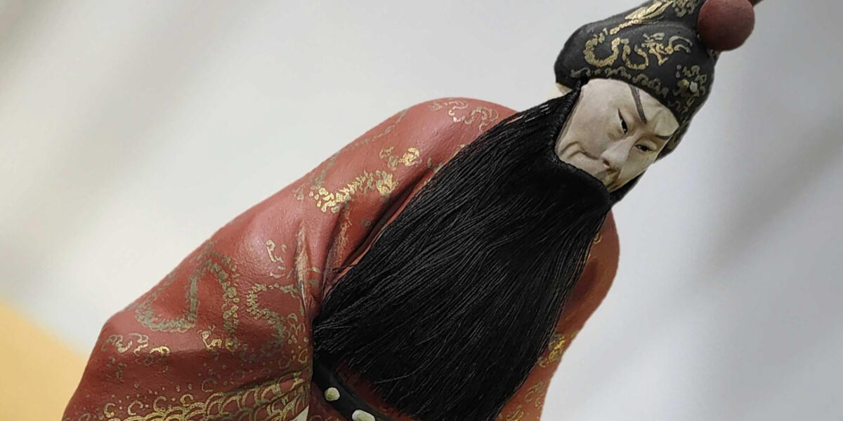 Estatuilla de arcilla del actor de ópera de Beijing Yu Sansheng, obra de Zhang Changlin, el primer 'Zhang el Alfarero'. Fotografiada en el campus Beiyang Garden de la Universidad de Tianjin." Foto: Wikimedia, CCO.