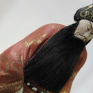 Estatuilla de arcilla del actor de ópera de Beijing Yu Sansheng, obra de Zhang Changlin, el primer 'Zhang el Alfarero'. Fotografiada en el campus Beiyang Garden de la Universidad de Tianjin." Foto: Wikimedia, CCO.