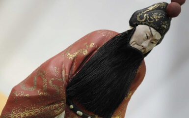 Estatuilla de arcilla del actor de ópera de Beijing Yu Sansheng, obra de Zhang Changlin, el primer 'Zhang el Alfarero'. Fotografiada en el campus Beiyang Garden de la Universidad de Tianjin." Foto: Wikimedia, CCO.