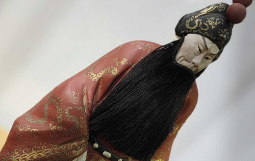 Estatuilla de arcilla del actor de ópera de Beijing Yu Sansheng, obra de Zhang Changlin, el primer 'Zhang el Alfarero'. Fotografiada en el campus Beiyang Garden de la Universidad de Tianjin." Foto: Wikimedia, CCO.