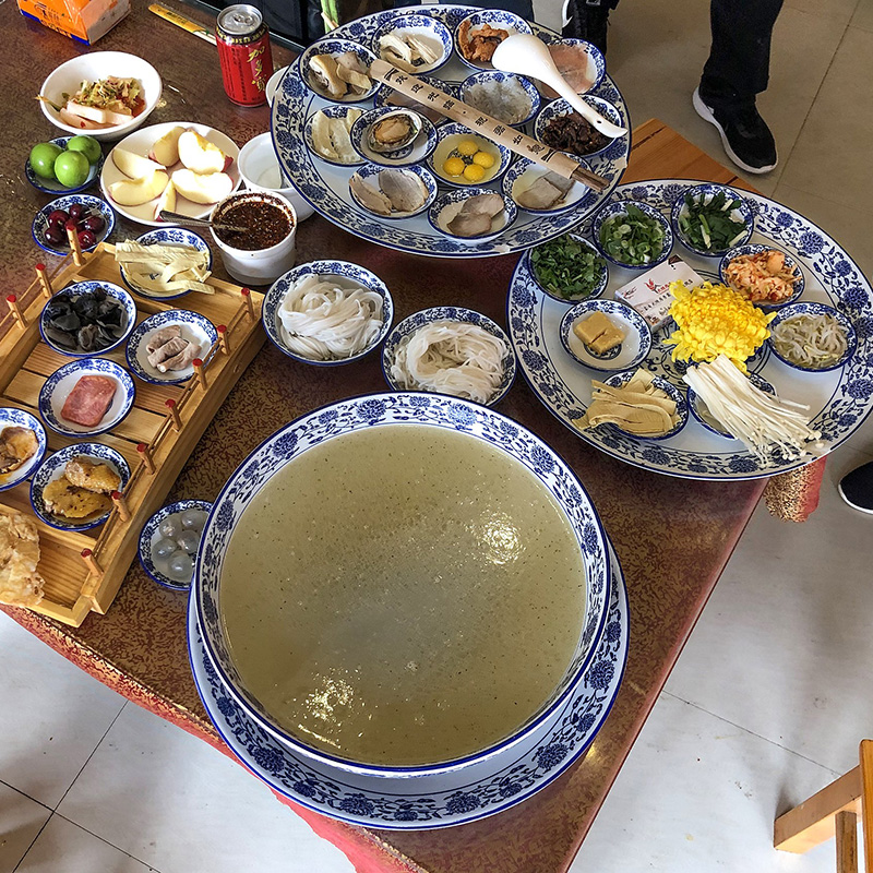 Gastronomía china: servicio de Los fídeos cruzan el puente. Foto: Wikipedia.