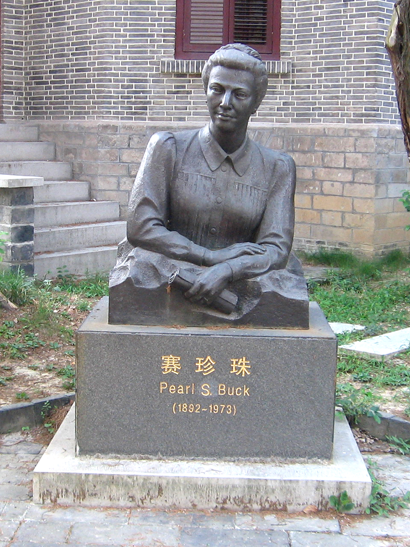 Monumento a Pearl en la universidad de Nanjing. La letras chinas 赛珍珠 (Sài Zhēnzhū) escriben su nombre. Foto: Wikimedia commons, dominio público.
