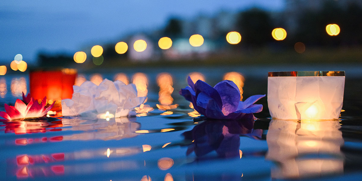 Durante la festividad del Zhongyan, miles de candelas flotantes llenan el cauce fluvial.