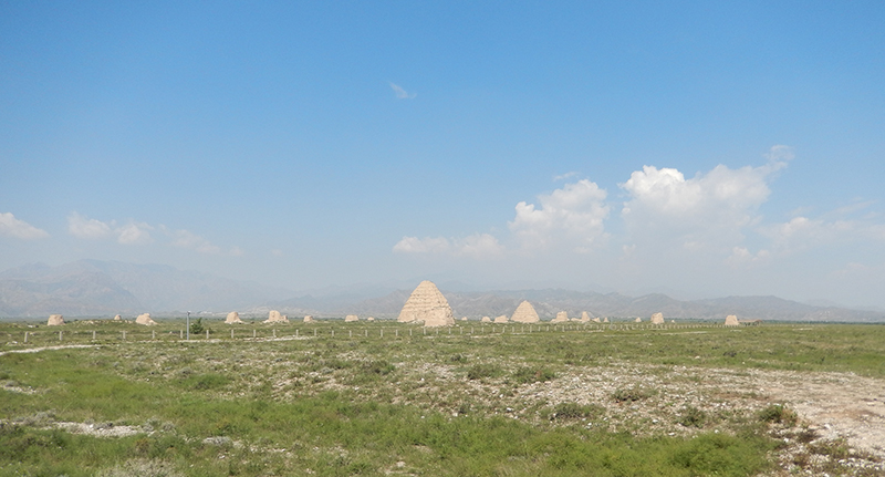 Vista de las tumabas 1 y 2 de la dinastía Xia Occidental, Yinchuan, Ningxia, China. Foto: BabelStone, Wikimedia commons, dominio público para «Western Xia Dynasty».