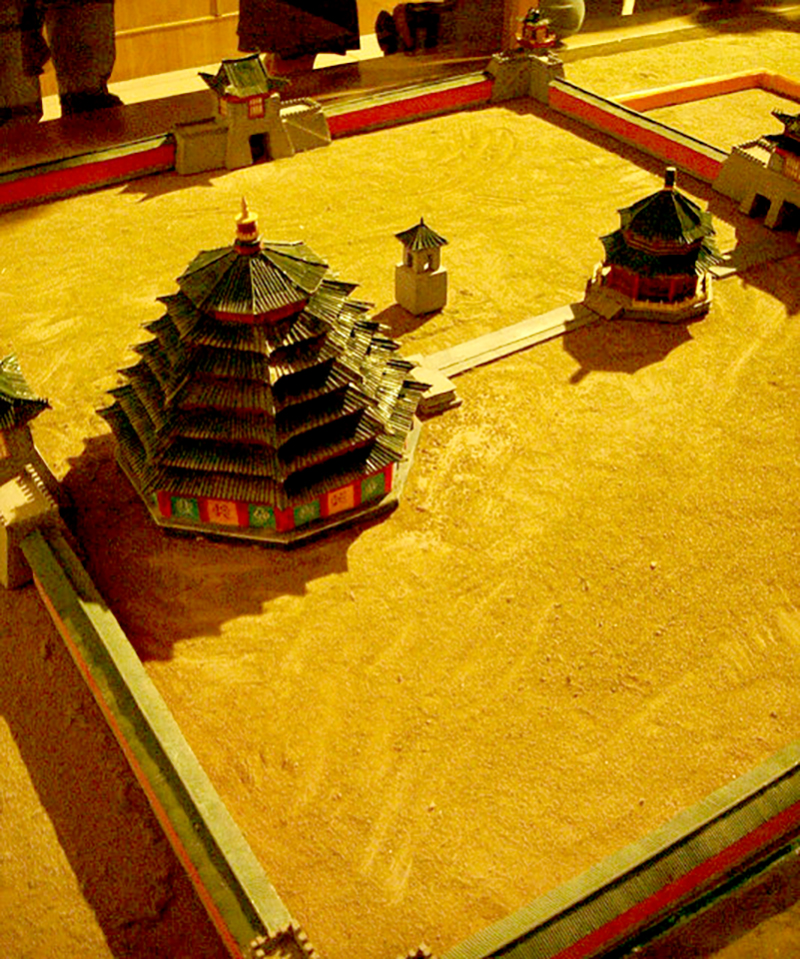 Reconstrucciones del mausoleo en el Museo Xixia, Yinchuan. Foto: lanx1983, Wikimedia commons, dominio público para «Western Xia Dynasty».