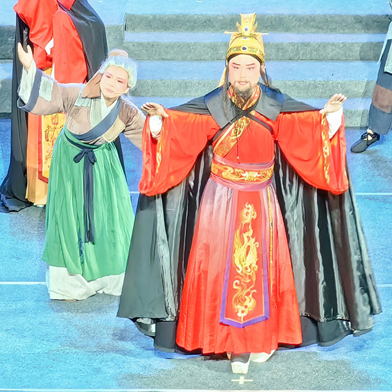 Ópera de Tambor de Flores 'Los Ecos Dorados de Sui'. Teatro de Arte de Ópera de Tambor de Flores de Suizhou. Primer Acto: El Reino Cai es conquistado, refugiados inundan el Reino Sui. Foto: Uuongkinghe, CC BY-SA 4.0, Wikimedia para «Flower Drum Opera».