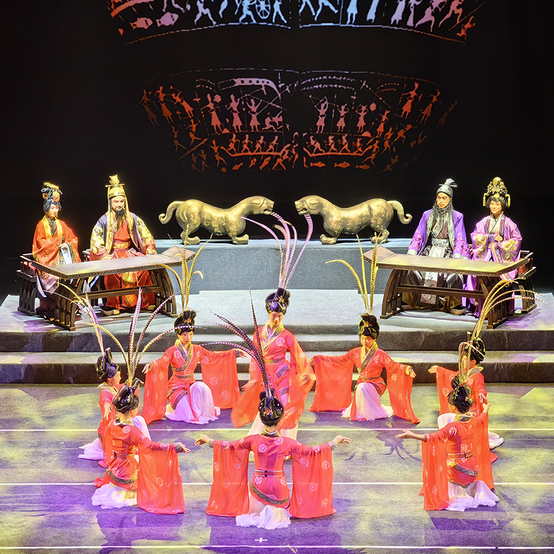Ópera de Tambor de Flores 'Los Ecos Dorados de Sui'. Teatro de Arte de Ópera de Tambor de Flores de Suizhou. El Rey Hui de Chu invita al Marqués de Zeng a un banquete. Foto: Uuongkinghe, CC BY-SA 4.0, Wikimedia para «Flower Drum Opera».