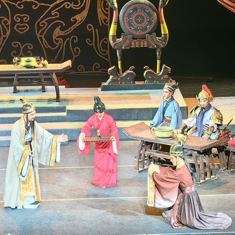 Ópera de Tambor de Flores 'Los Ecos Dorados de Sui'. Teatro de Arte de Ópera de Tambor de Flores de Suizhou. El Marqués de Zeng ordena a Ou Wuxie que funda un conjunto de campanas de doble tono en cuatro registros. Foto: Uuongkinghe, CC BY-SA 4.0, Wikimedia para «Flower Drum Opera».