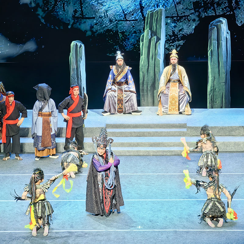 Ópera de Tambor de Flores 'Los Ecos Dorados de Sui'. Teatro de Arte de Ópera de Tambor de Flores de Suizhou. El Rey Hui de Chu obliga al Marqués Yi de Zeng a ejecutar a Ou Wuxie. El Marqués consulta a un chamán para elegir un momento propicio. Foto: Uuongkinghe, CC BY-SA 4.0, Wikimedia para «Flower Drum Opera».