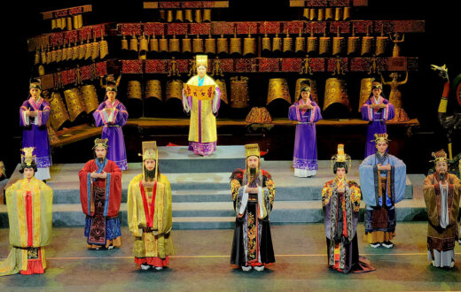 Ópera de Tambor de Flores 'Los Ecos Dorados de Sui'. Teatro de Arte de Ópera de Tambor de Flores de Suizhou. Las campanas son fundidas. El sumo sacerdote invoca la armonía entre los reinos, y el Rey de Zhou emite un decreto de honor. Foto: Uuongkinghe, CC BY-SA 4.0, Wikimedia para «Flower Drum Opera»