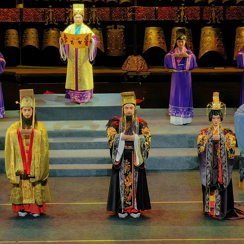 Ópera de Tambor de Flores 'Los Ecos Dorados de Sui'. Teatro de Arte de Ópera de Tambor de Flores de Suizhou. Las campanas son fundidas. El sumo sacerdote invoca la armonía entre los reinos, y el Rey de Zhou emite un decreto de honor. Foto: Uuongkinghe, CC BY-SA 4.0, Wikimedia para «Flower Drum Opera».