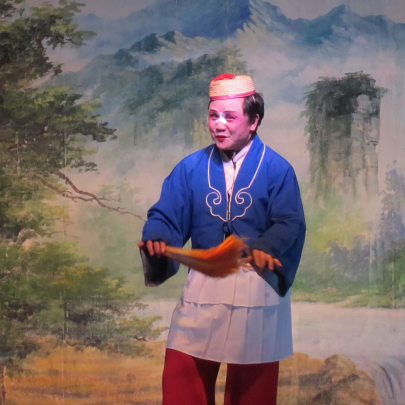 Espectáculo de la opera del tambor de flores de Changsha. El personaje es un chou (농), payaso o bufón. Foto: Huangdan2060, dominio público, Wikipedia para «Flower drum opera» 