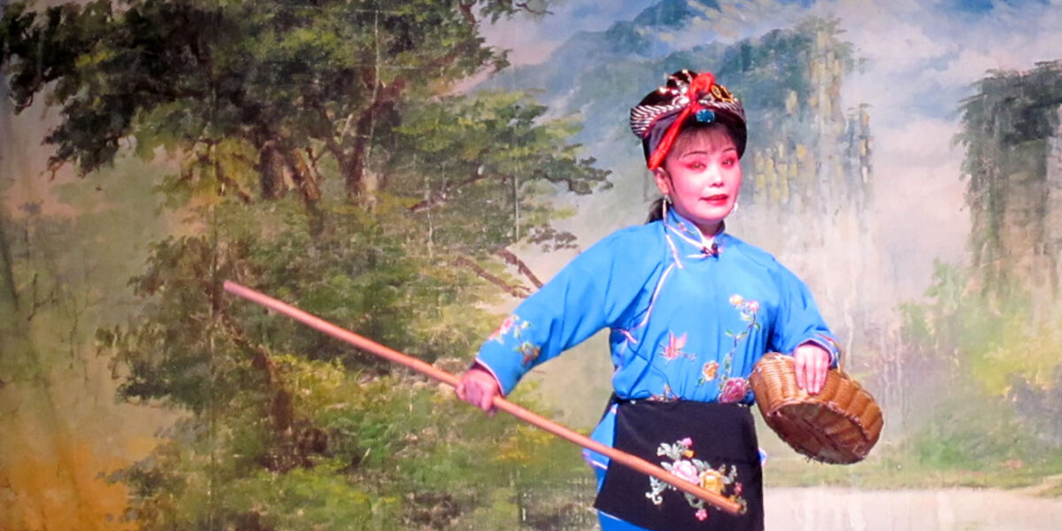 Una dama dan (뎀) de la ópera del tambor de flores de Changsha. Foto: Huangdan2060, dominio público, Wikipedia para «Flower drum opera»