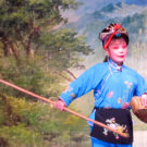 Una dama dan (뎀) de la ópera del tambor de flores de Changsha. Foto: Huangdan2060, dominio público, Wikipedia para «Flower drum opera»