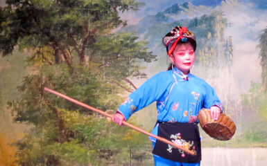 Una dama dan (뎀) de la ópera del tambor de flores de Changsha. Foto: Huangdan2060, dominio público, Wikipedia para «Flower drum opera»