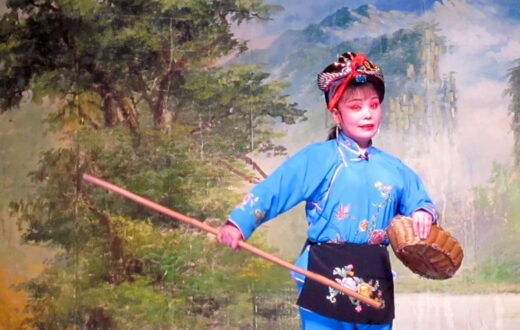 Una dama dan (뎀) de la ópera del tambor de flores de Changsha. Foto: Huangdan2060, dominio público, Wikipedia para «Flower drum opera»