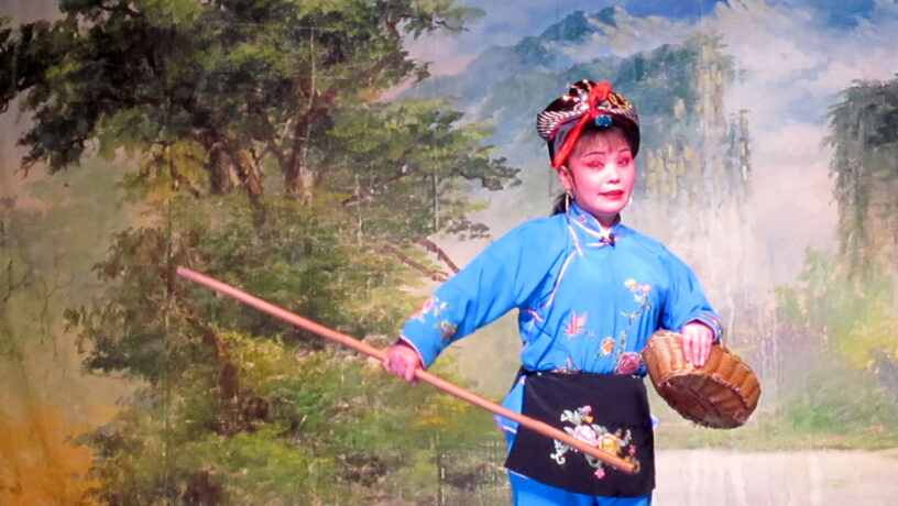 Una dama dan (뎀) de la ópera del tambor de flores de Changsha. Foto: Huangdan2060, dominio público, Wikipedia para «Flower drum opera»