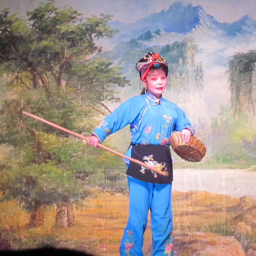 Una dama dan (뎀) de la ópera del tambor de flores de Changsha. Foto: Huangdan2060, dominio público, Wikipedia para «Flower drum opera» 