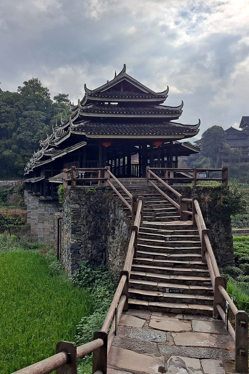 Vista del puente desde una de sus orillas. En el río Lixi, bajo el puente, crecen los cultivos de arroz y algodón. Foto: EditQ, CC BY-SA 4.0