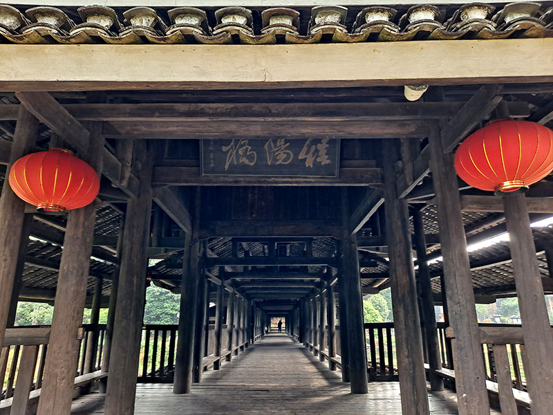 El interior del Puente Yongji de Chengyang. Sus piezas están ensambladas sin un solo clavo. Foto: EditQ, Wikimedia, CC BY-SA 4.0