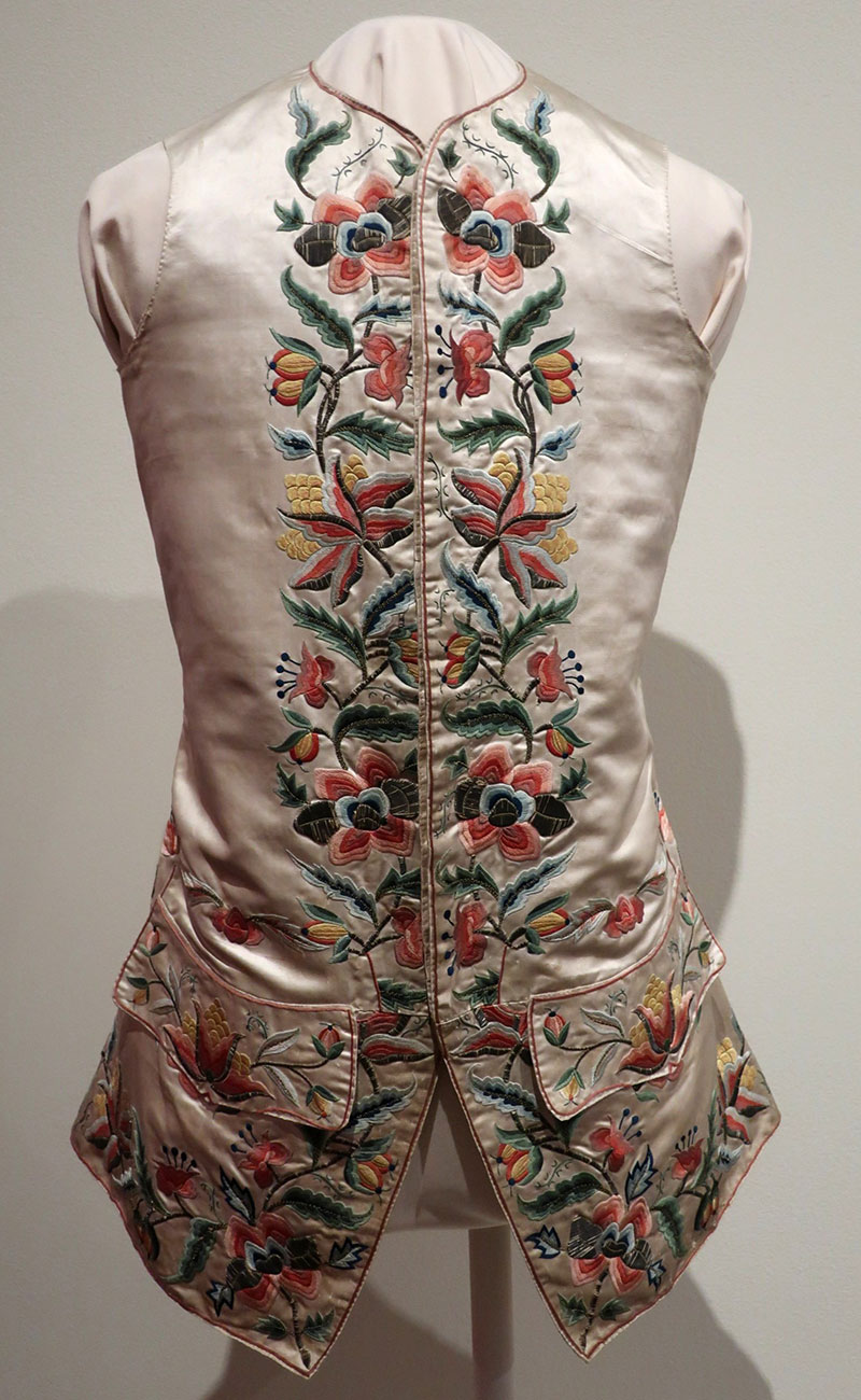 Chaleco de seda bordado para exportación. 1780. Procede le Museo de Arte de Honolulu. Imagen: Hiart, CC0, Wikimedia commons.