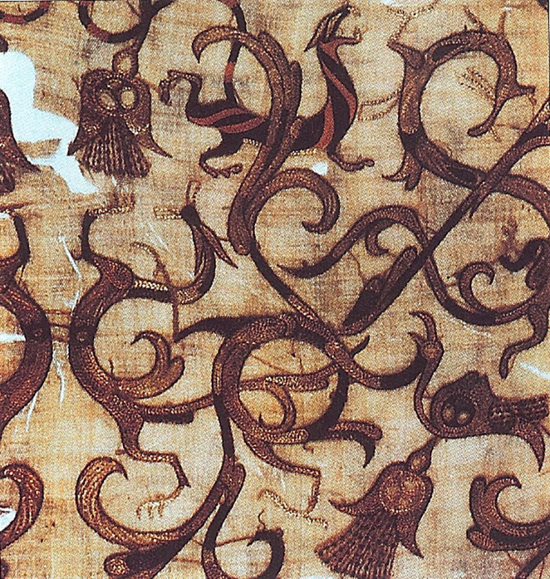 Bordado de seda para ritos del siglo IV a.C. procedente de Hubei. Los motivos son dragones, fénix y tigres, todos ellos bestias sagradas de la cultura china. Imagen: Dominio público de Wikimdia.