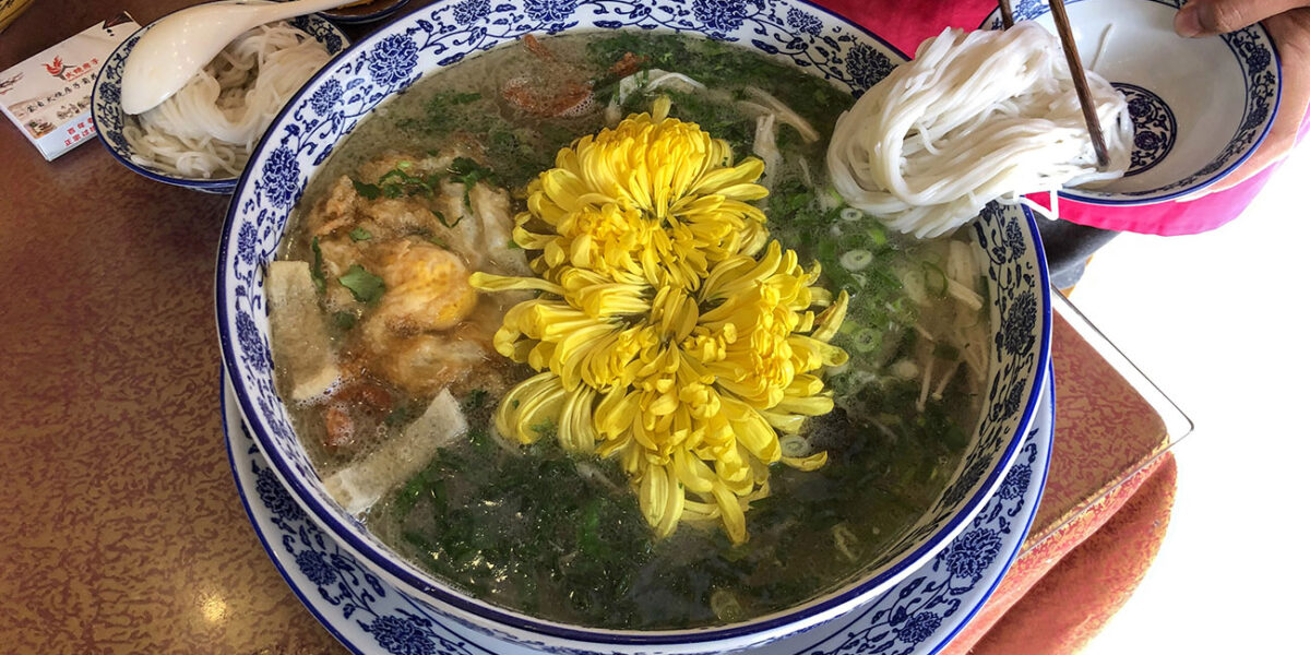 Fideos cruzando el puente. Foto: N509FZ, CC BY-SA 4.0, Wikipedia para «Crossing the bridge Noodles.