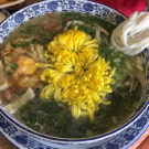 Fideos cruzando el puente. Foto: N509FZ, CC BY-SA 4.0, Wikipedia para «Crossing the bridge Noodles.