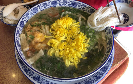 Fideos cruzando el puente. Foto: N509FZ, CC BY-SA 4.0, Wikipedia para «Crossing the bridge Noodles.
