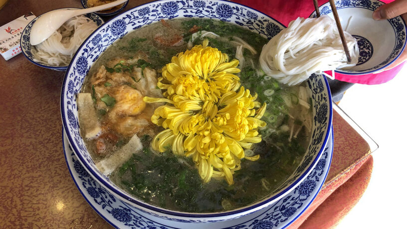 Fideos cruzando el puente. Foto: N509FZ, CC BY-SA 4.0, Wikipedia para «Crossing the bridge Noodles.