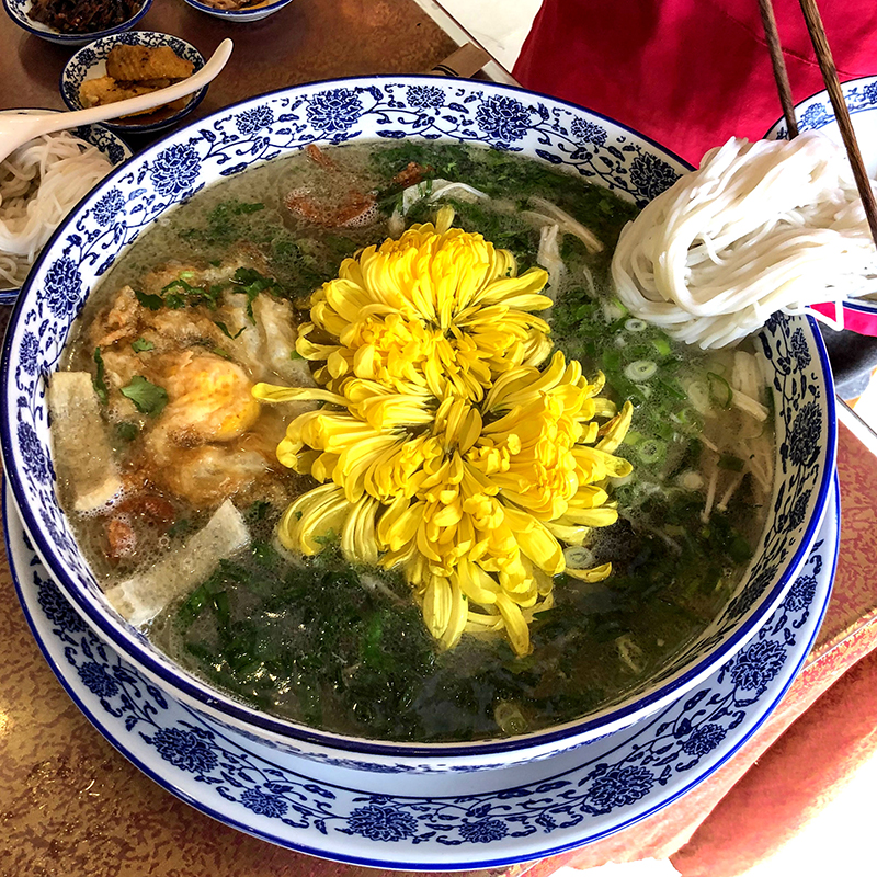 «Fideos cruzando el puente» se refiere también a verter los fideos en el plato de sopa. Foto: N509FZ, CC BY-SA 4.0, Wikimedia.