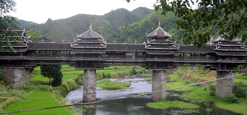 Antiguo puente de la provincia de Guanxi, contruido por la etnia dong. Wikimedia commons, dominio público para «etnia dong».